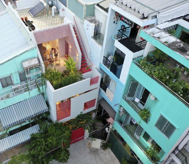 Cải tạo căn nhà 40 năm tuổi đẹp ngỡ ngàng ở Sài Gòn - 1